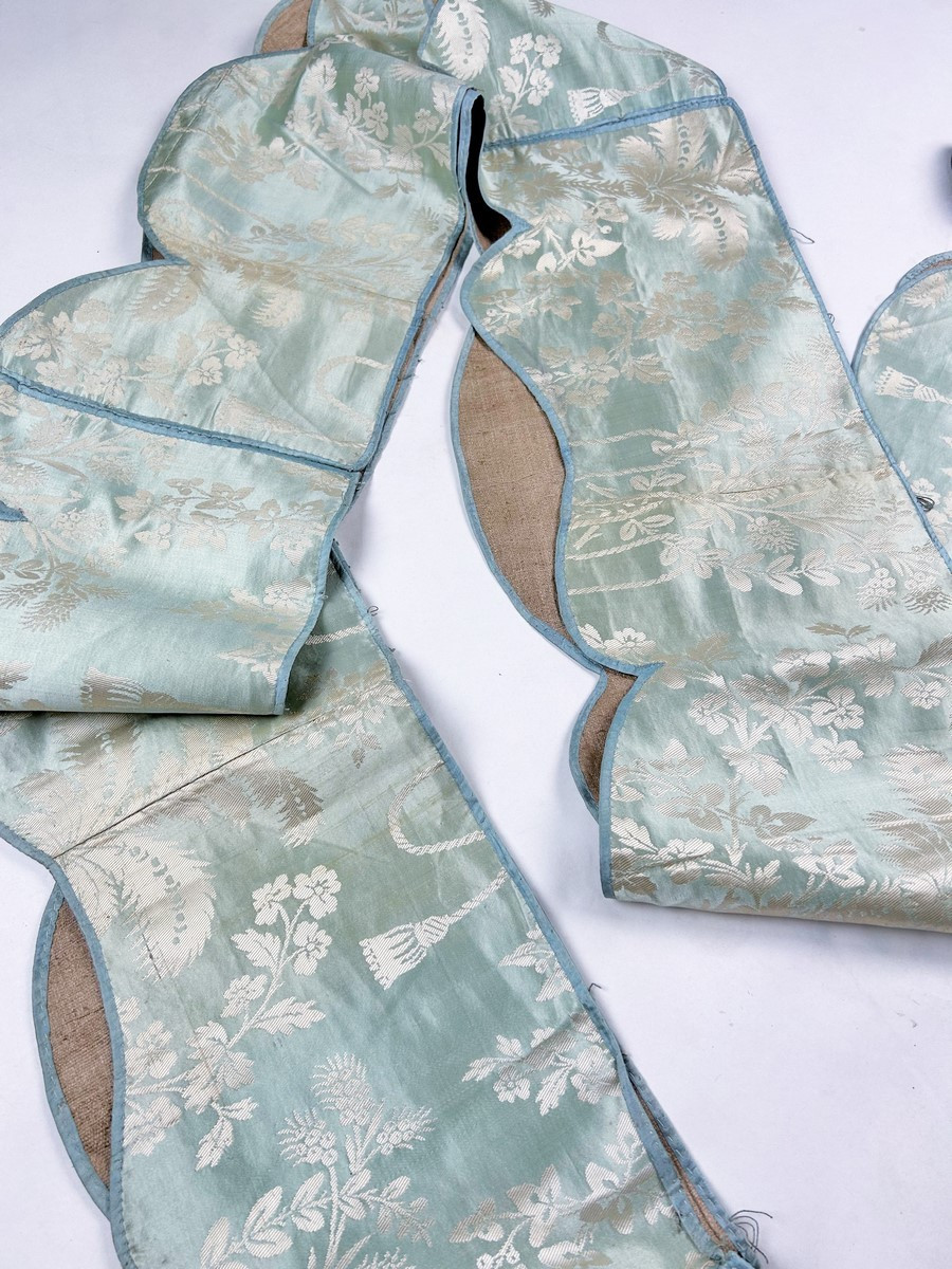 Premier lambrequin en lampas fond satin bleu glacier doublés de bougran Circa 1780