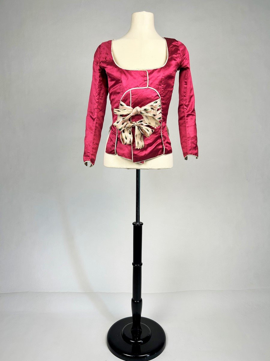 Pierrot ou Caraco à la Suzanne en satin framboise et ruban chiné - Aix-en-Provence Circa 1780-photo-3