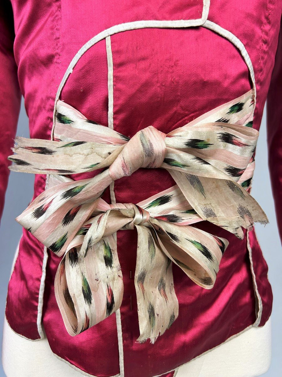 Pierrot ou Caraco à la Suzanne en satin framboise et ruban chiné - Aix-en-Provence Circa 1780-photo-4