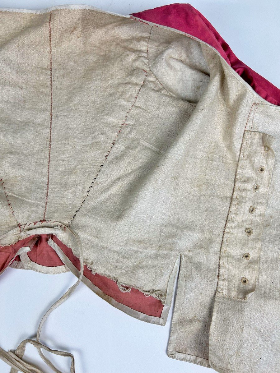 Pierrot ou Caraco à la Suzanne en satin framboise et ruban chiné - Aix-en-Provence Circa 1780-photo-7