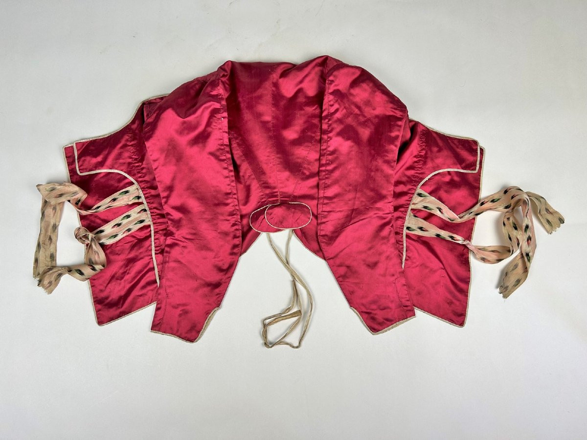 Pierrot ou Caraco à la Suzanne en satin framboise et ruban chiné - Aix-en-Provence Circa 1780-photo-8