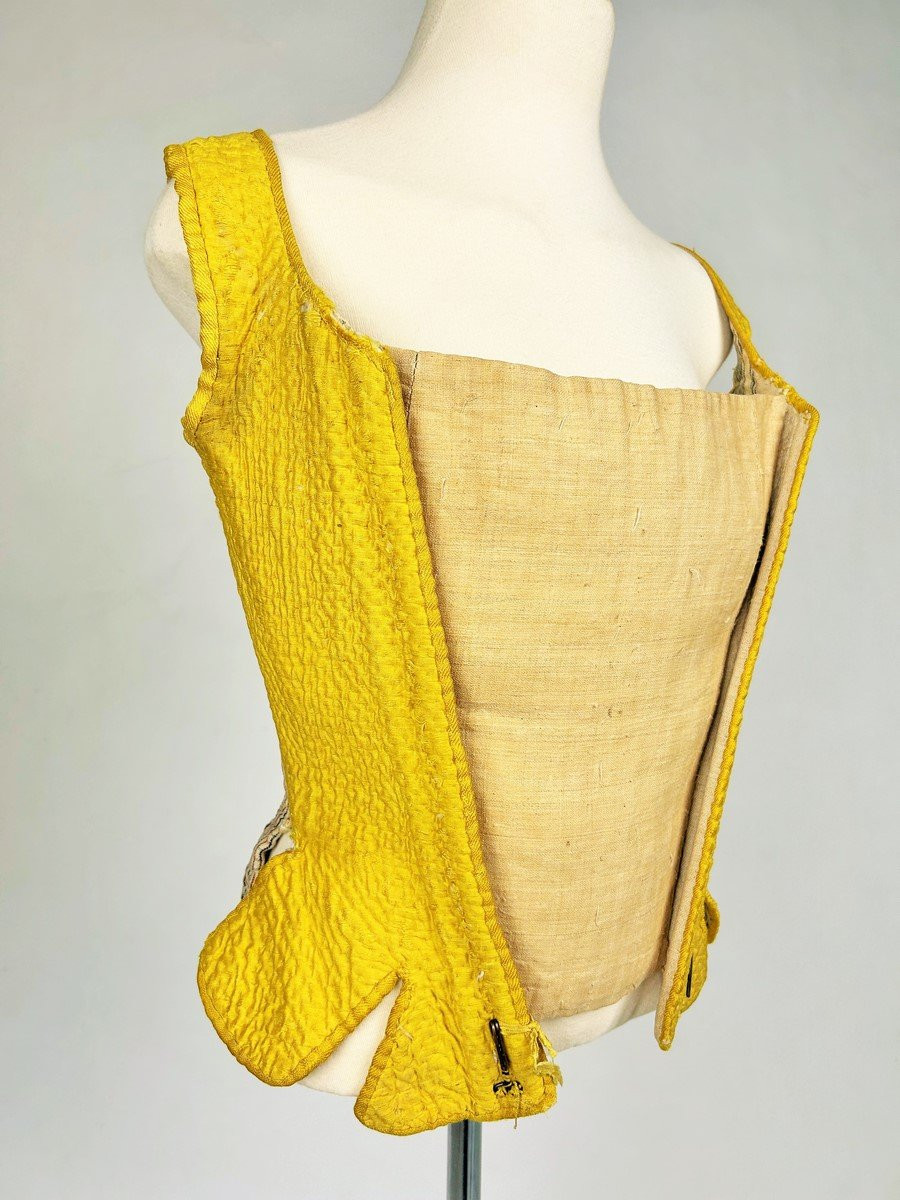Corps semi-rigide en piqué de soie jaune, siamoise et Rouenneries - Provence Circa 1785-photo-3
