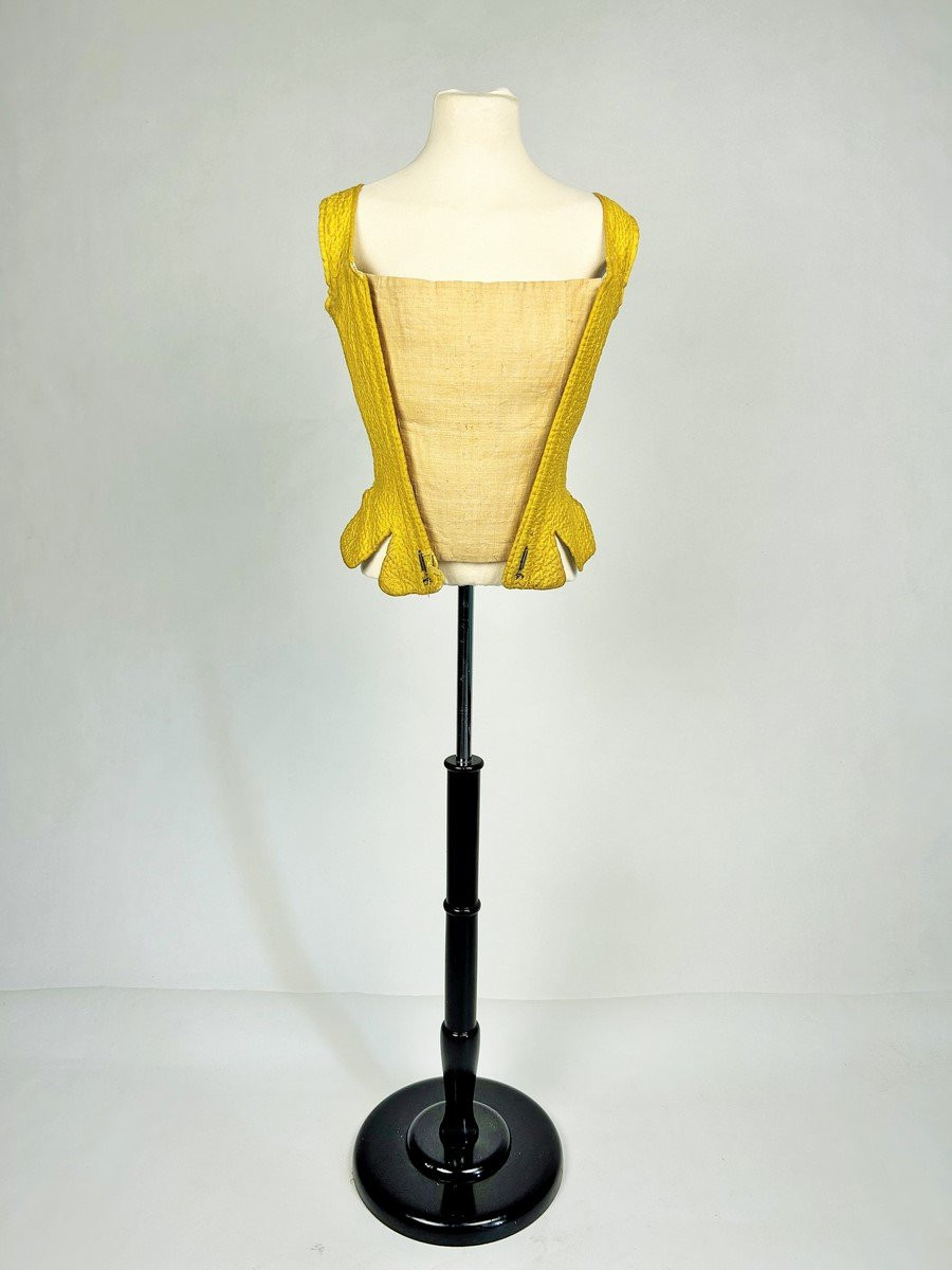 Corps semi-rigide en piqué de soie jaune, siamoise et Rouenneries - Provence Circa 1785-photo-4
