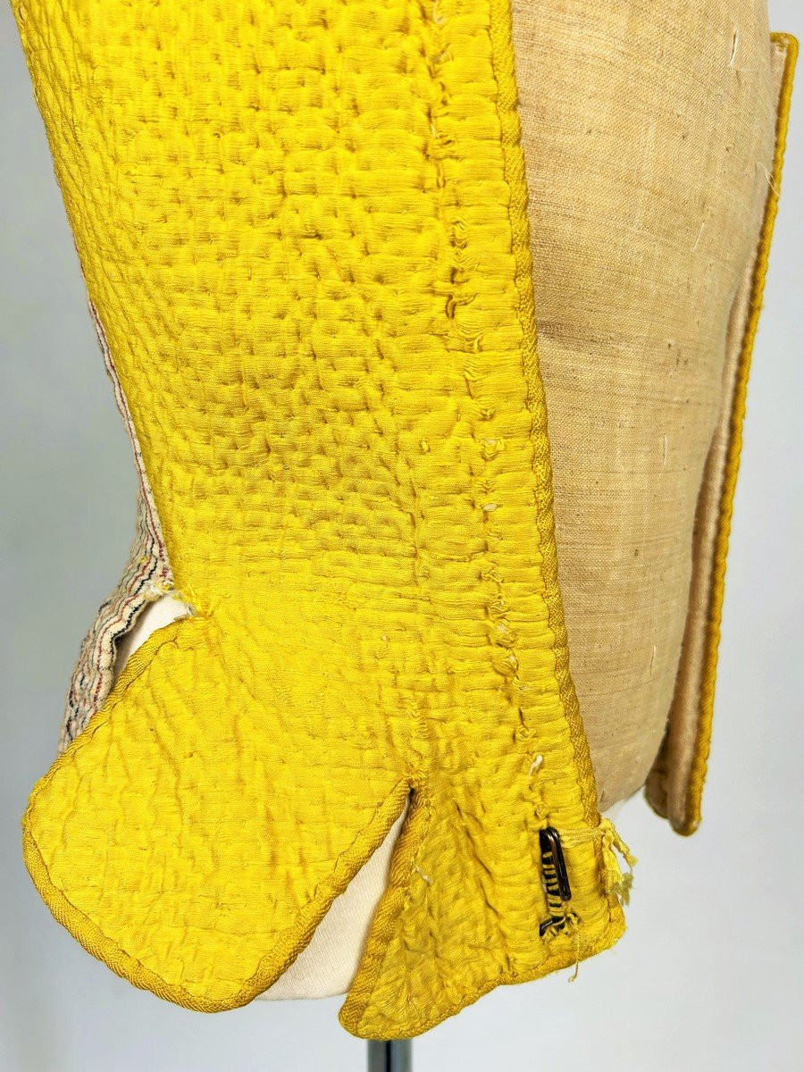 Corps semi-rigide en piqué de soie jaune, siamoise et Rouenneries - Provence Circa 1785-photo-1