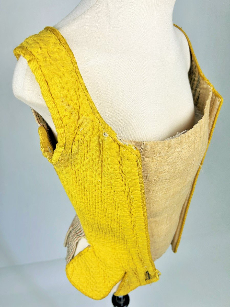 Corps semi-rigide en piqué de soie jaune, siamoise et Rouenneries - Provence Circa 1785-photo-4