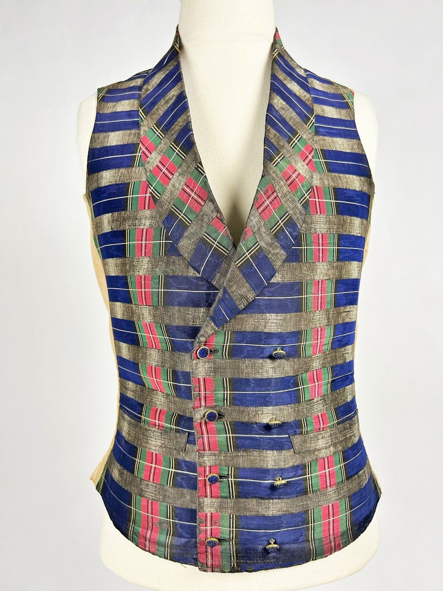 Gilet en tartan de soie moiré d'un élégant Dandy - France période Romantique Circa 1845-photo-2