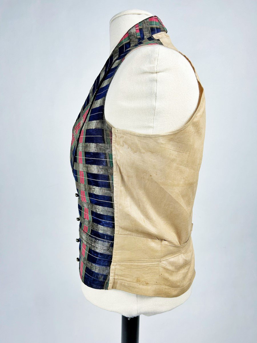 Gilet en tartan de soie moiré d'un élégant Dandy - France période Romantique Circa 1845-photo-4