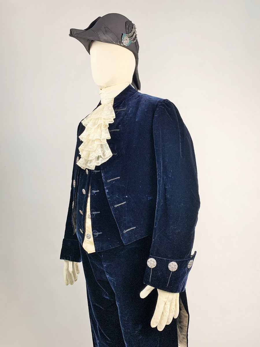 Habit de cour britannique complet en velours bleu-nuit - Angleterre Circa 1910-1930