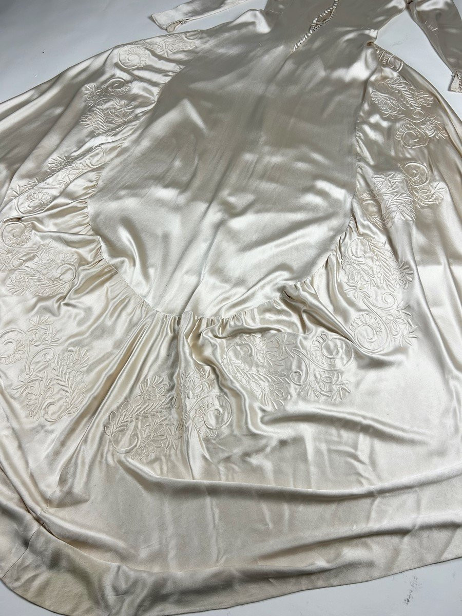 Robe de mariée à traine en satin duchesse brodé champagne - France Circa 1938-1940-photo-3