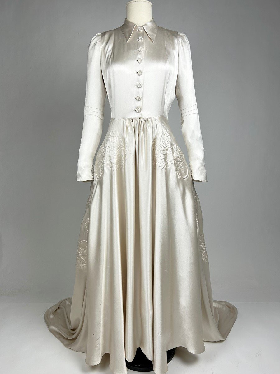 Robe de mariée à traine en satin duchesse brodé champagne - France Circa 1938-1940-photo-4