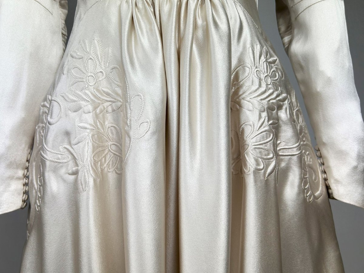 Robe de mariée à traine en satin duchesse brodé champagne - France Circa 1938-1940-photo-1