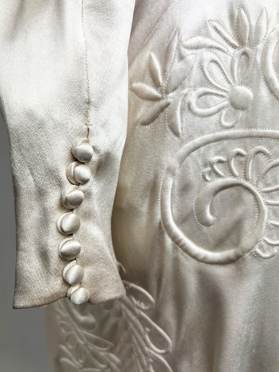 Robe de mariée à traine en satin duchesse brodé champagne - France Circa 1938-1940-photo-7