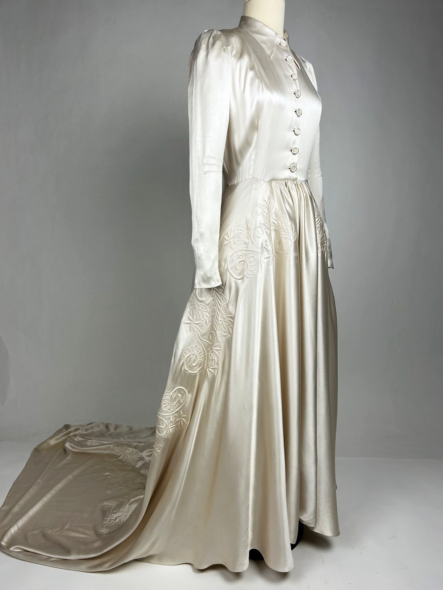 Robe de mariée à traine en satin duchesse brodé champagne - France Circa 1938-1940