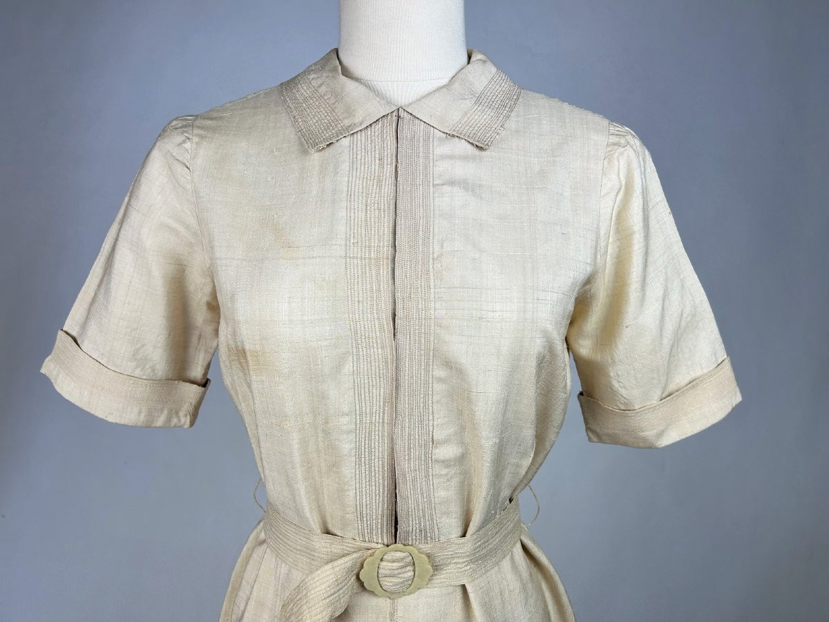 Robe estivale en soie sauvage écrue à la manière de Coco Chanel - France Circa 1930-1940-photo-1
