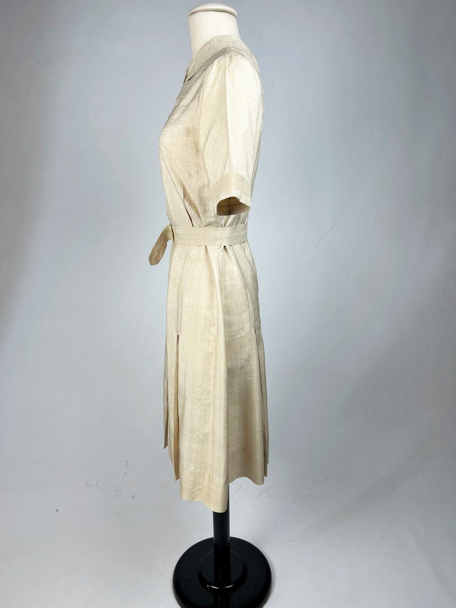 Robe estivale en soie sauvage écrue à la manière de Coco Chanel - France Circa 1930-1940-photo-2