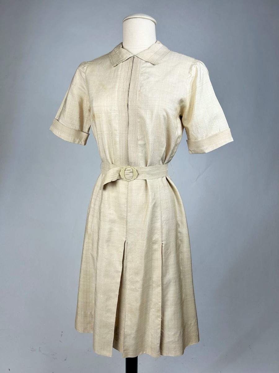 Robe estivale en soie sauvage écrue à la manière de Coco Chanel - France Circa 1930-1940