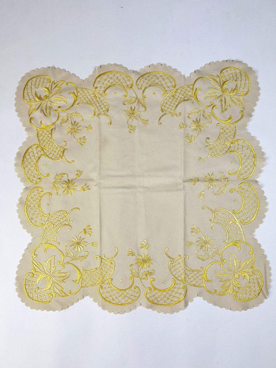 Napperon, centre de table en feutre brodé jaune or - France début 20ème siècle-photo-2