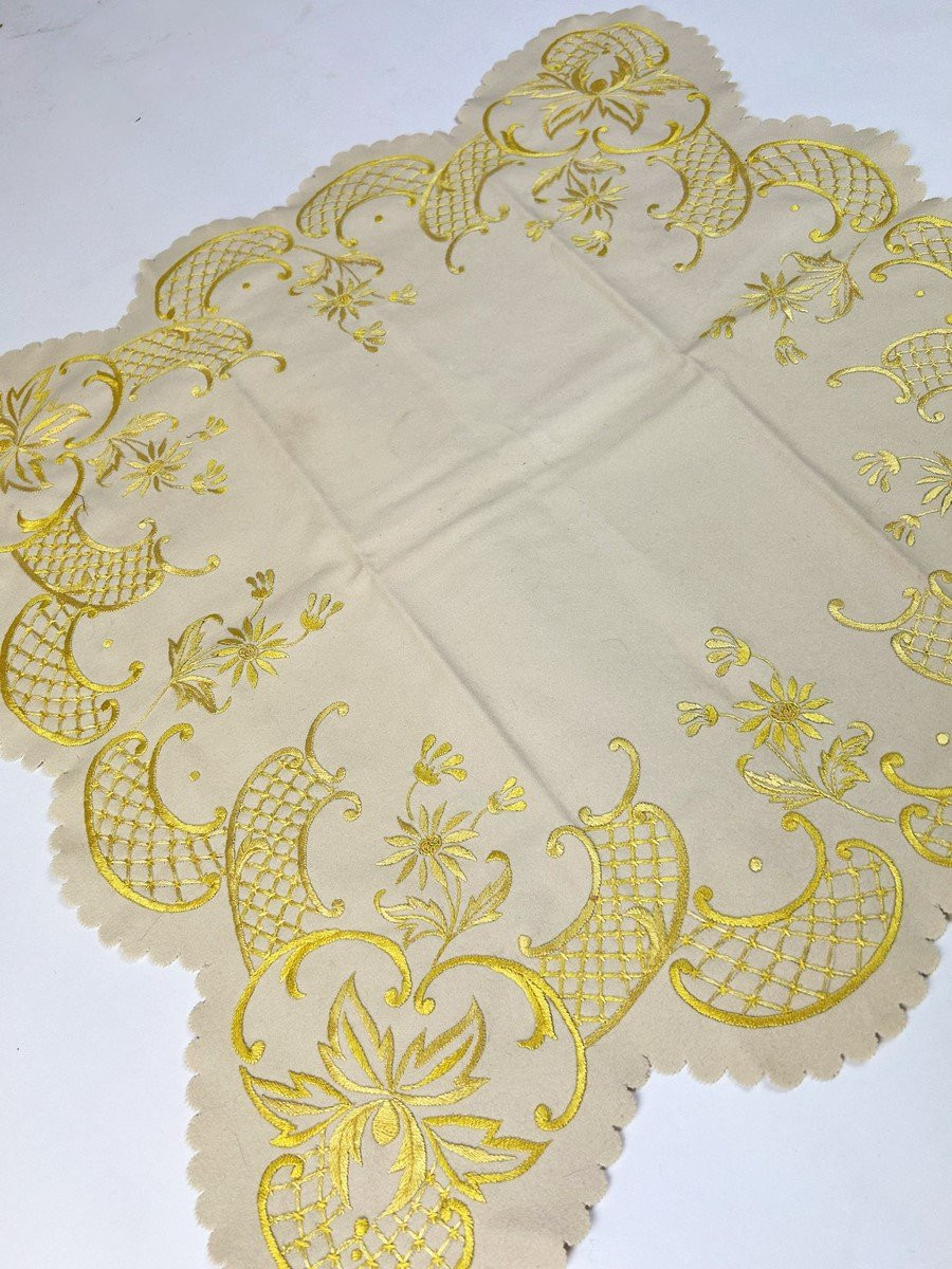 Napperon, centre de table en feutre brodé jaune or - France début 20ème siècle-photo-3