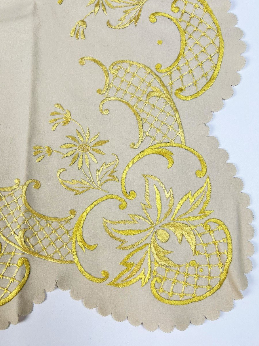 Napperon, centre de table en feutre brodé jaune or - France début 20ème siècle-photo-4