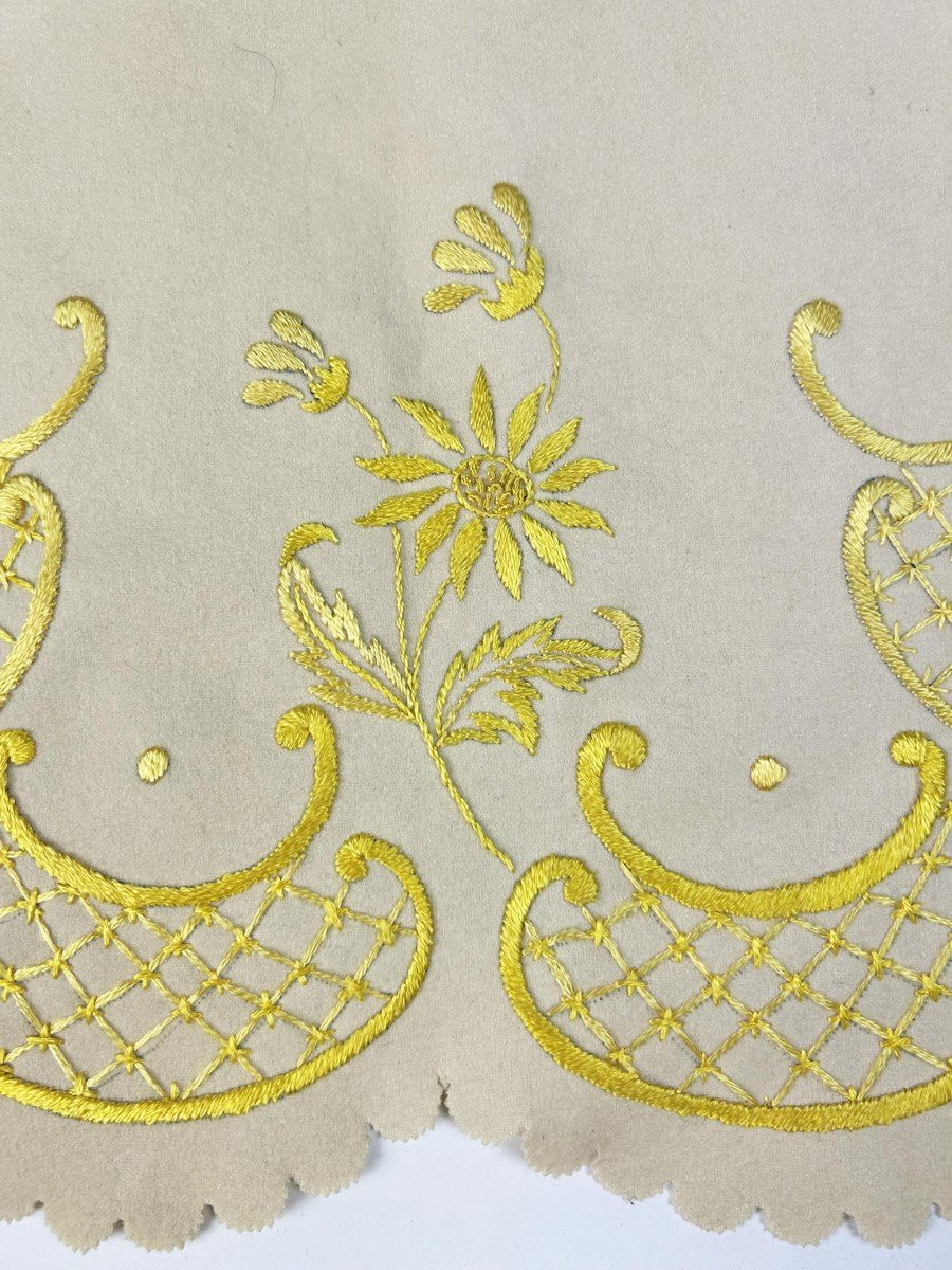 Napperon, centre de table en feutre brodé jaune or - France début 20ème siècle-photo-1