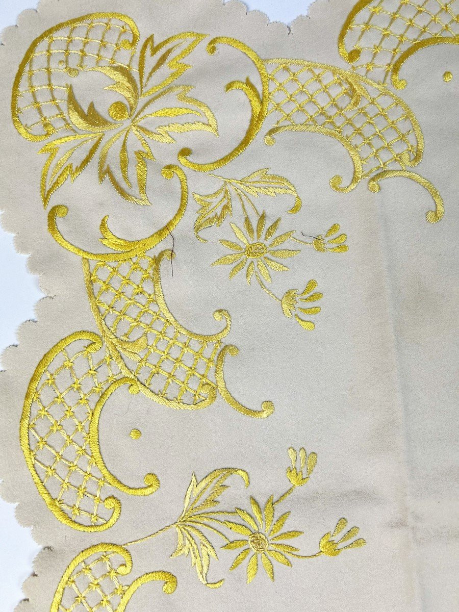 Napperon, centre de table en feutre brodé jaune or - France début 20ème siècle-photo-2