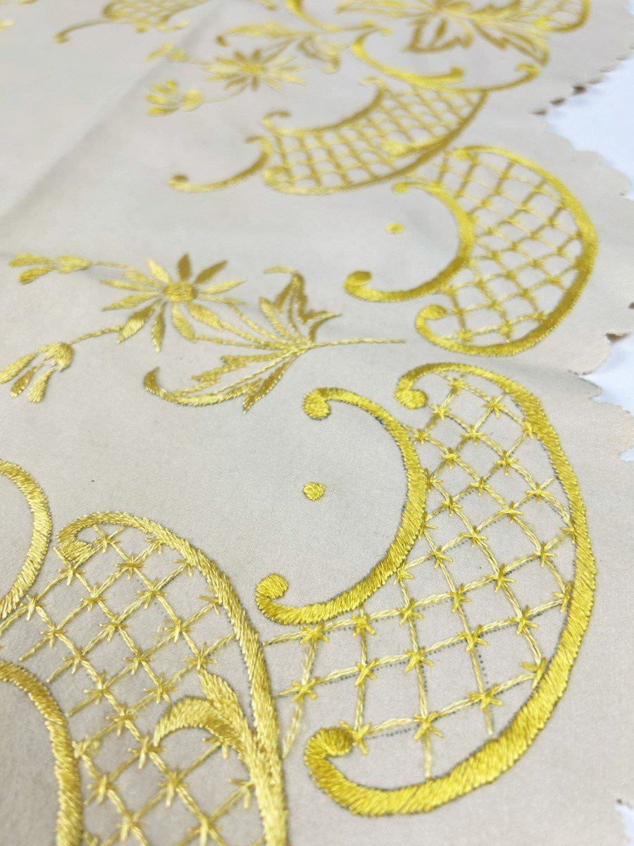 Napperon, centre de table en feutre brodé jaune or - France début 20ème siècle-photo-3