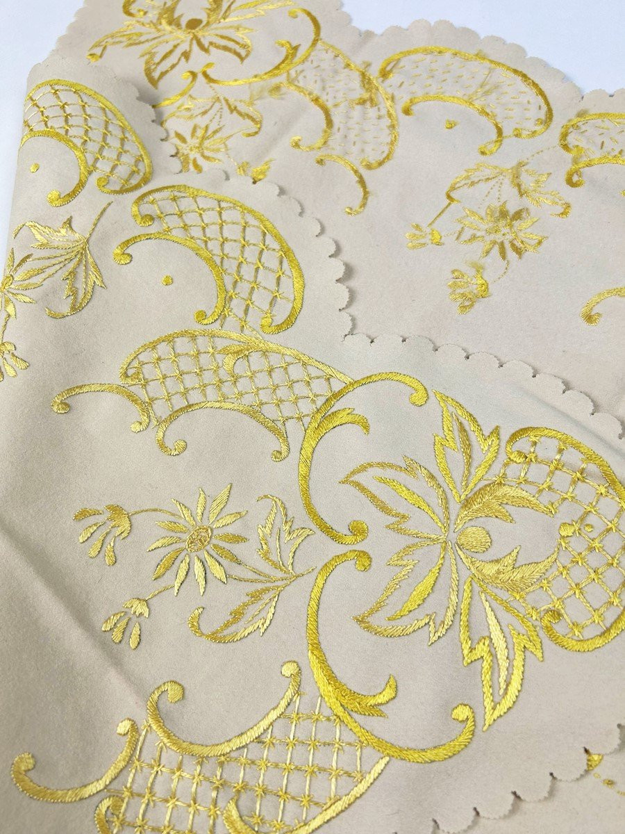 Napperon, centre de table en feutre brodé jaune or - France début 20ème siècle-photo-4