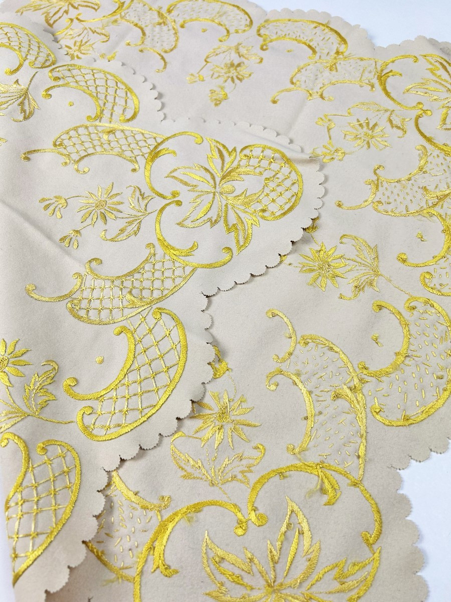 Napperon, centre de table en feutre brodé jaune or - France début 20ème siècle