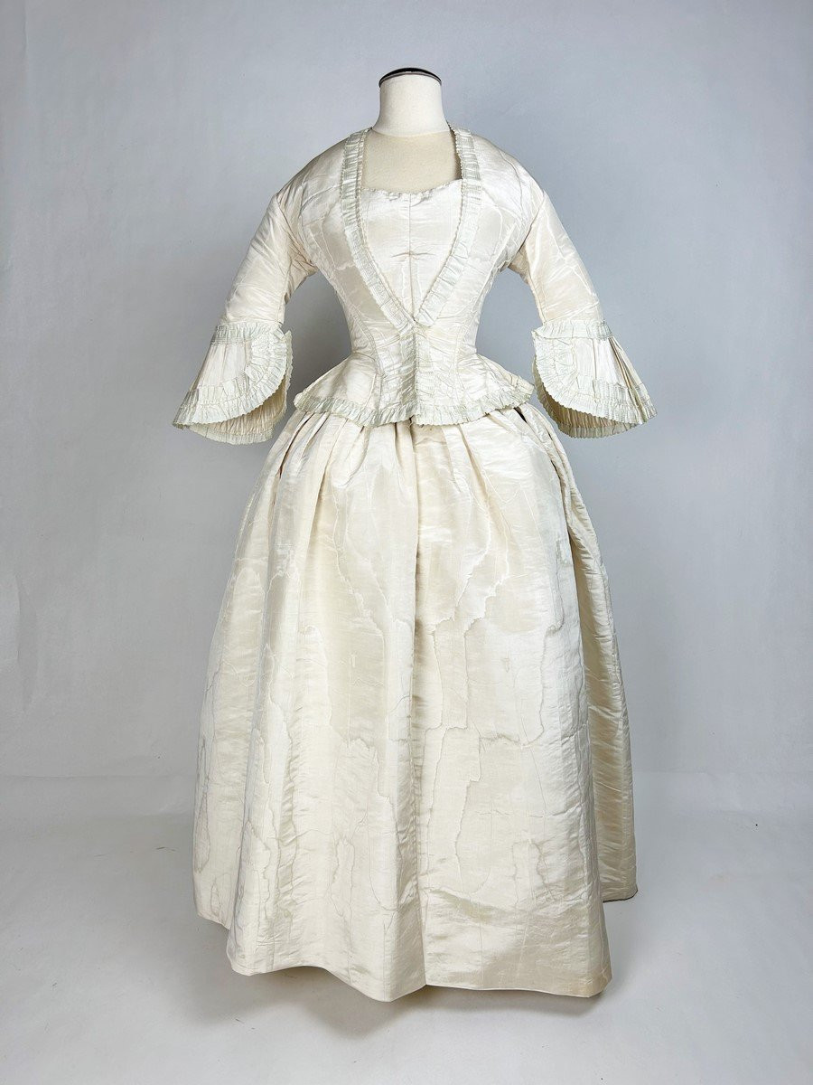 Robe de cérémonie en faille de soie moirée Début de la période Victorienne - Angleterre C.1840-photo-2
