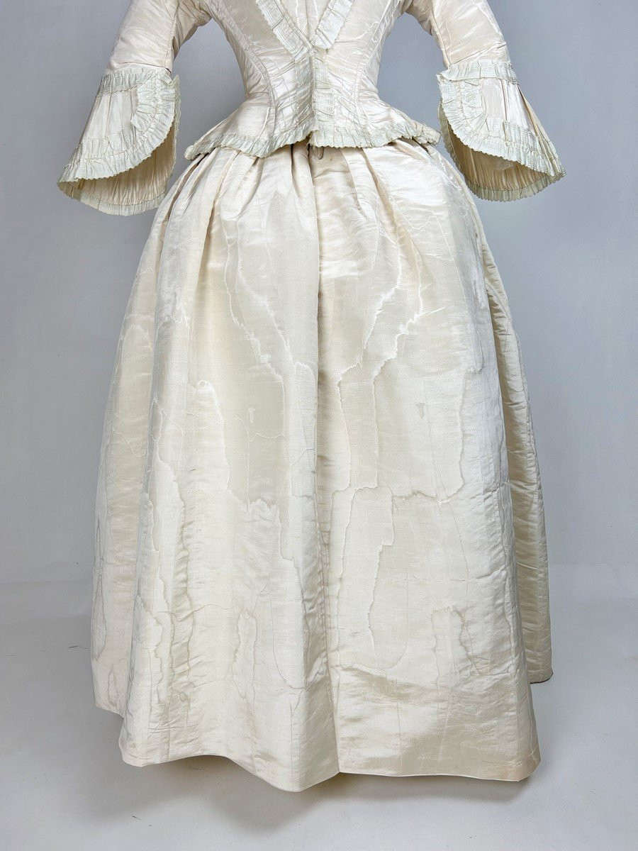 Robe de cérémonie en faille de soie moirée Début de la période Victorienne - Angleterre C.1840-photo-3