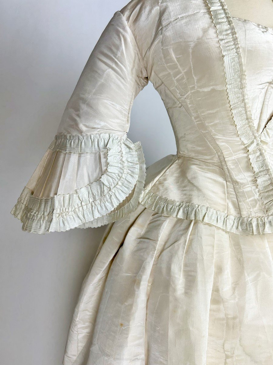 Robe de cérémonie en faille de soie moirée Début de la période Victorienne - Angleterre C.1840-photo-4