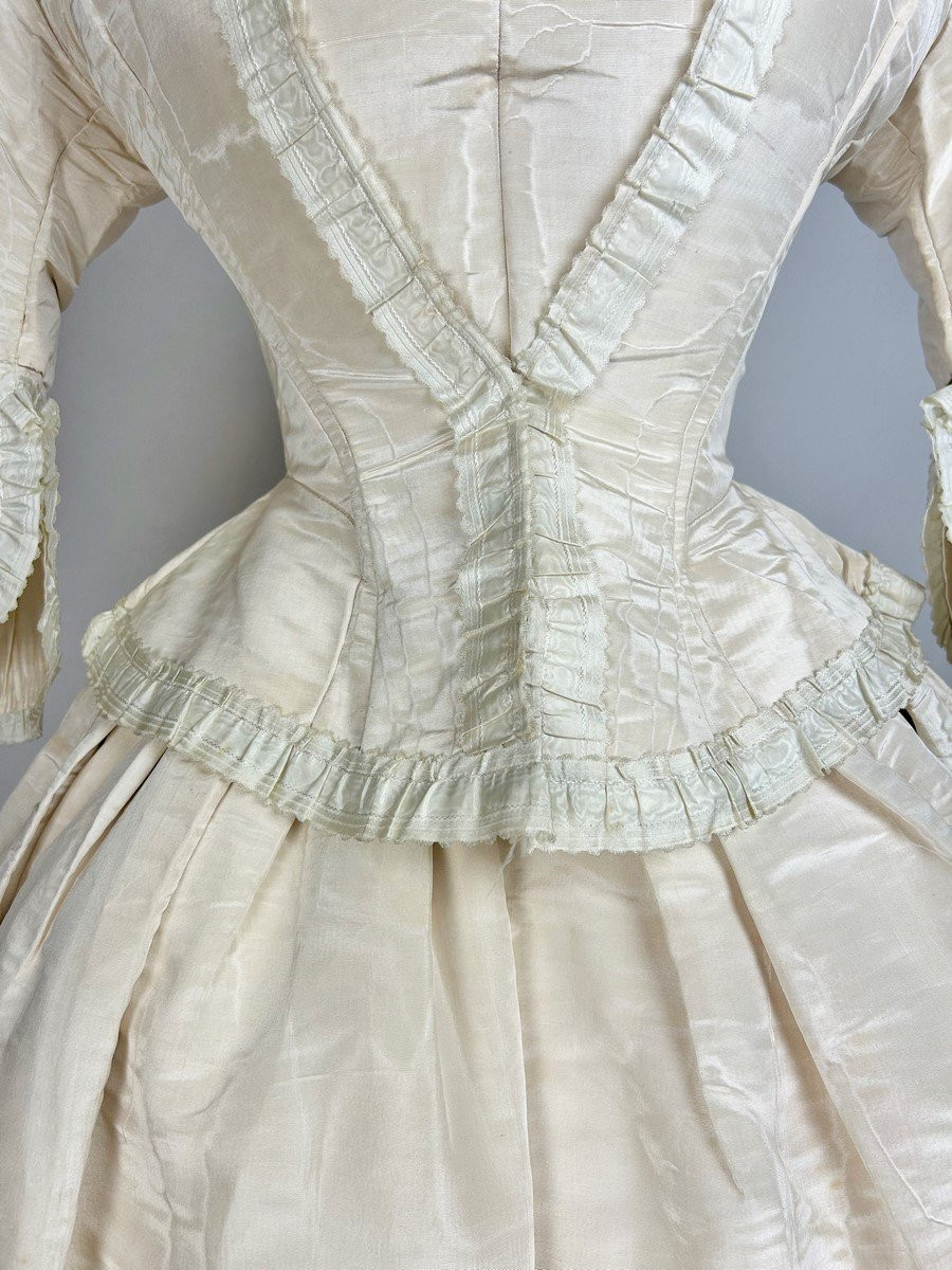 Robe de cérémonie en faille de soie moirée Début de la période Victorienne - Angleterre C.1840-photo-1