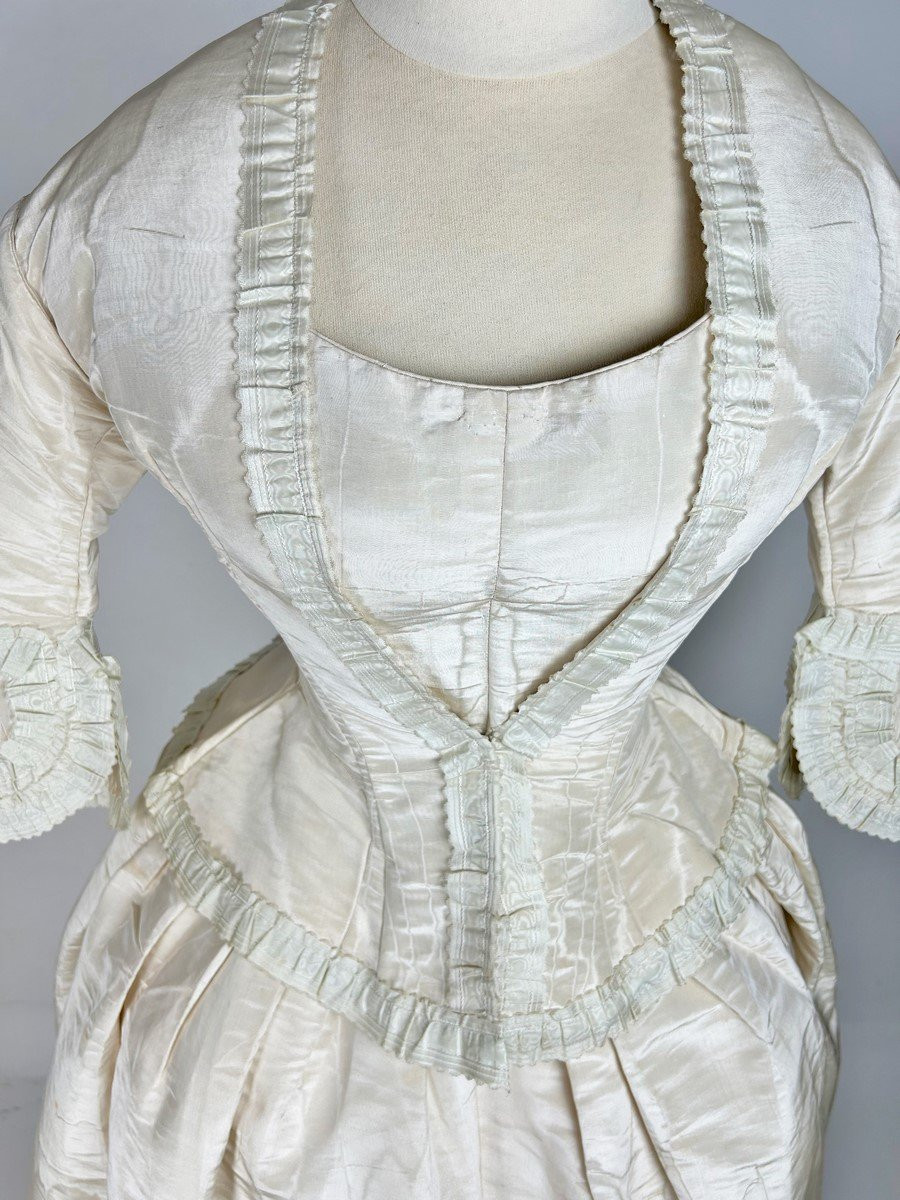 Robe de cérémonie en faille de soie moirée Début de la période Victorienne - Angleterre C.1840-photo-2