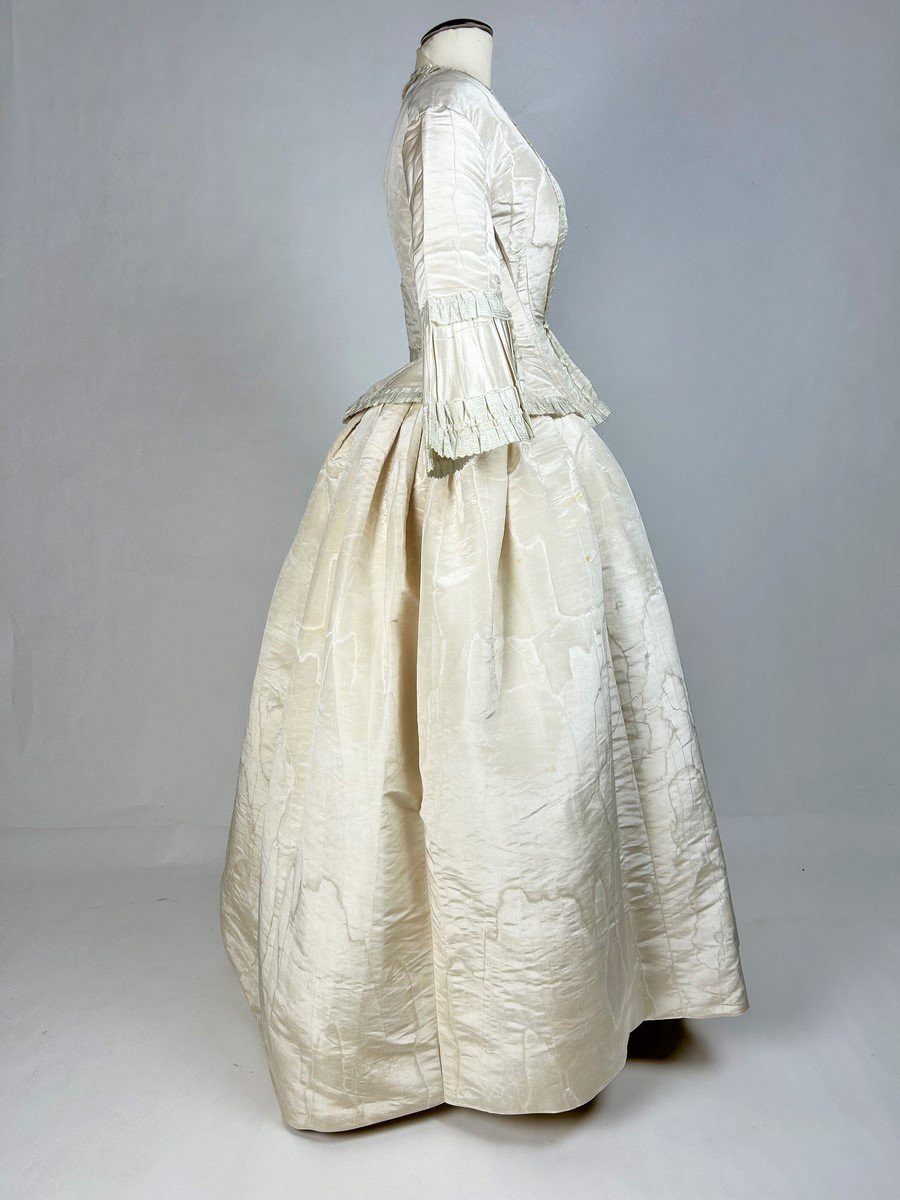 Robe de cérémonie en faille de soie moirée Début de la période Victorienne - Angleterre C.1840-photo-3