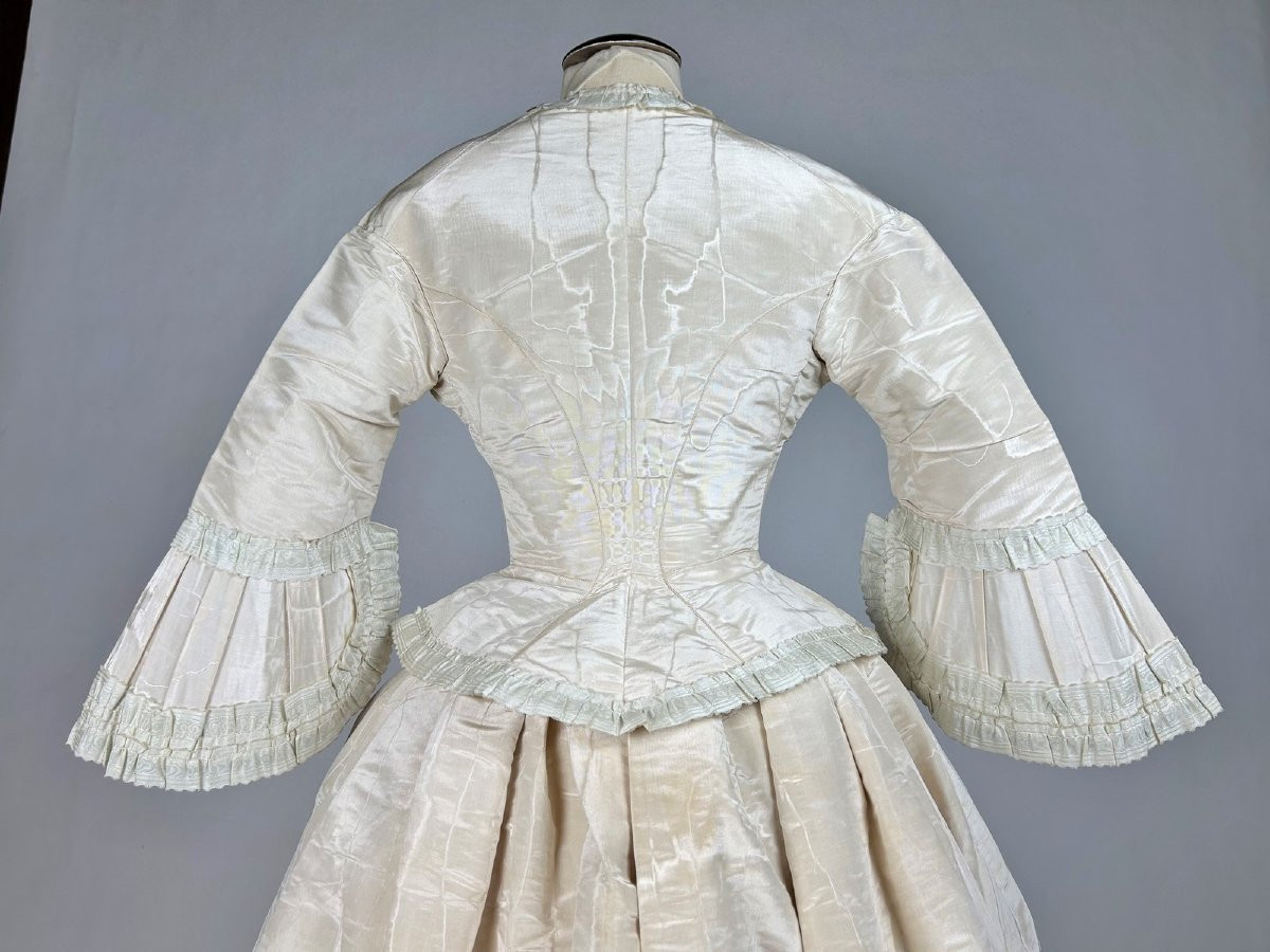 Robe de cérémonie en faille de soie moirée Début de la période Victorienne - Angleterre C.1840-photo-4
