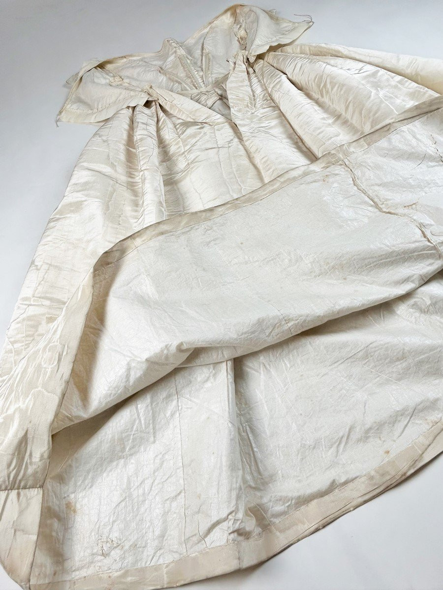 Robe de cérémonie en faille de soie moirée Début de la période Victorienne - Angleterre C.1840-photo-8
