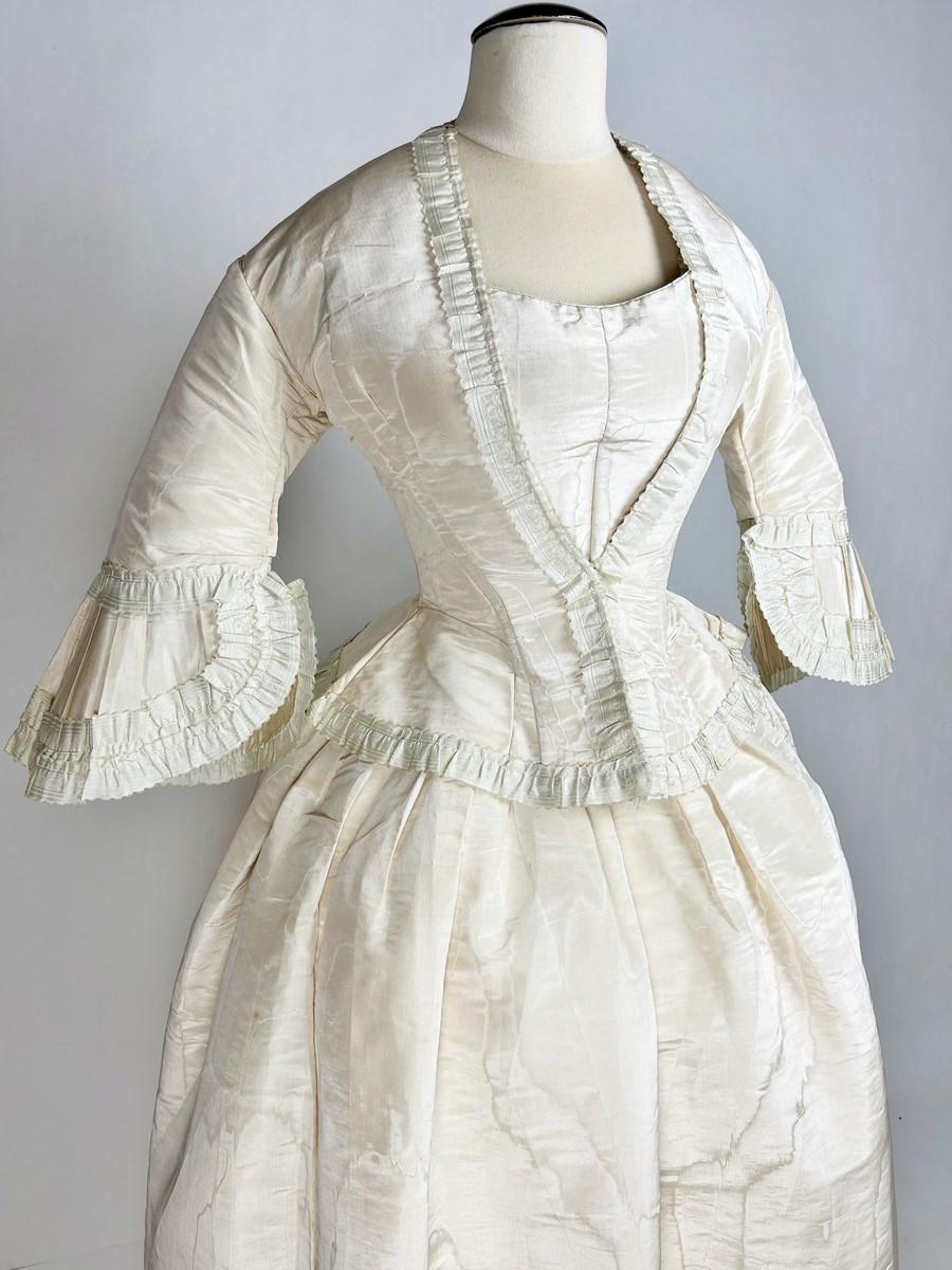 Robe de cérémonie en faille de soie moirée Début de la période Victorienne - Angleterre C.1840