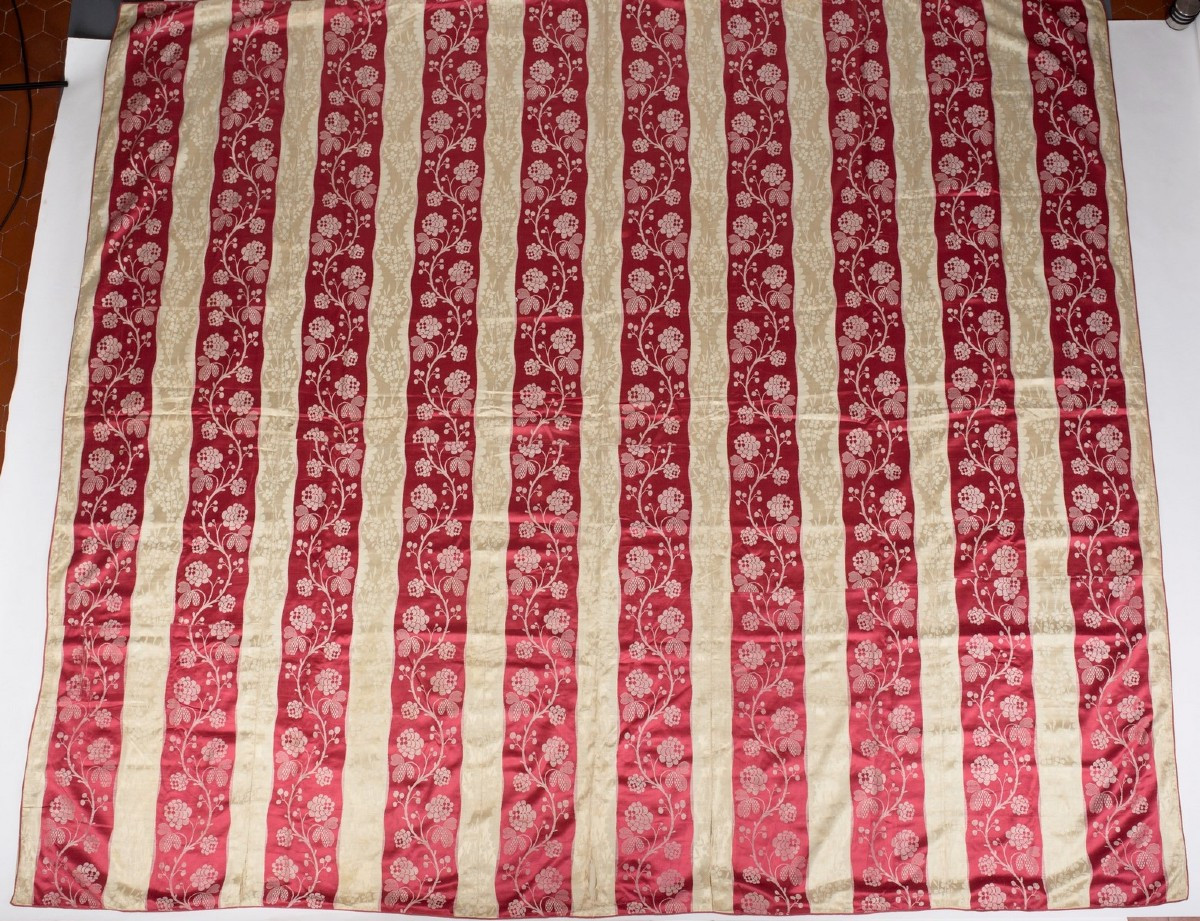 Dessus de table ou tenture en Lampas satin damassé Cerise et Crème - Période Louis XVI