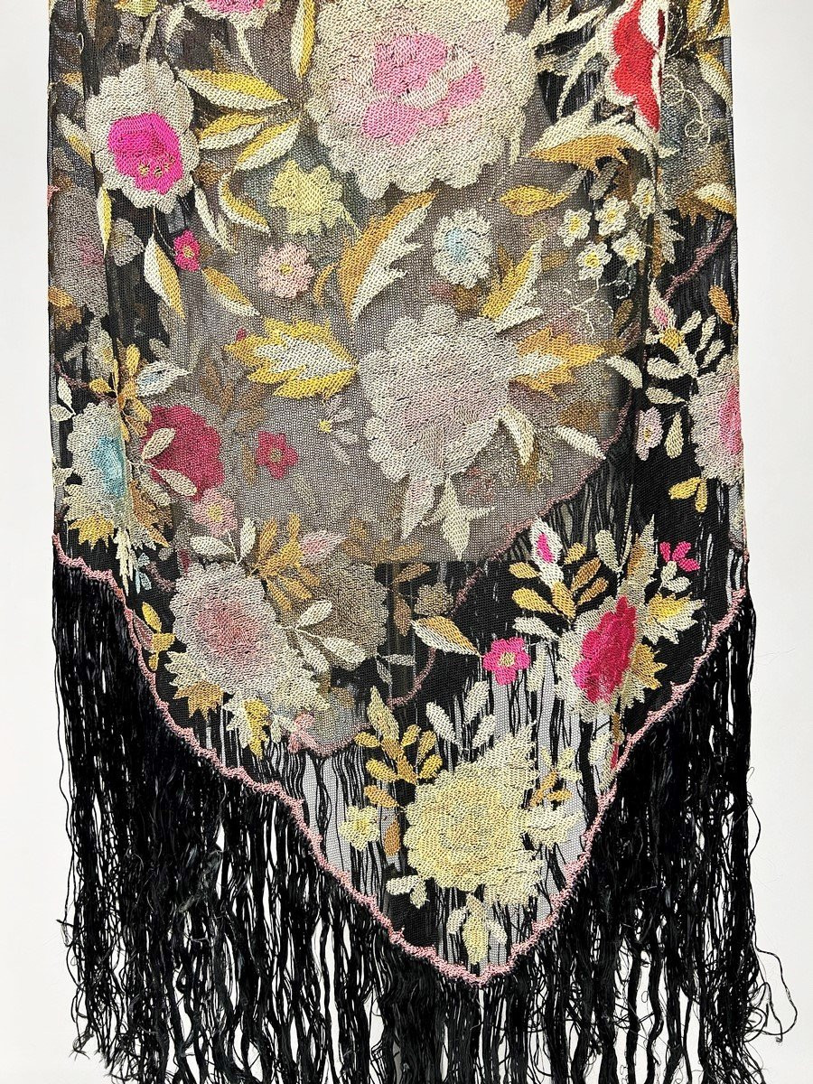 Un Châle Art Déco brodé de fleurs sur tulle noir Circa 1920-photo-2