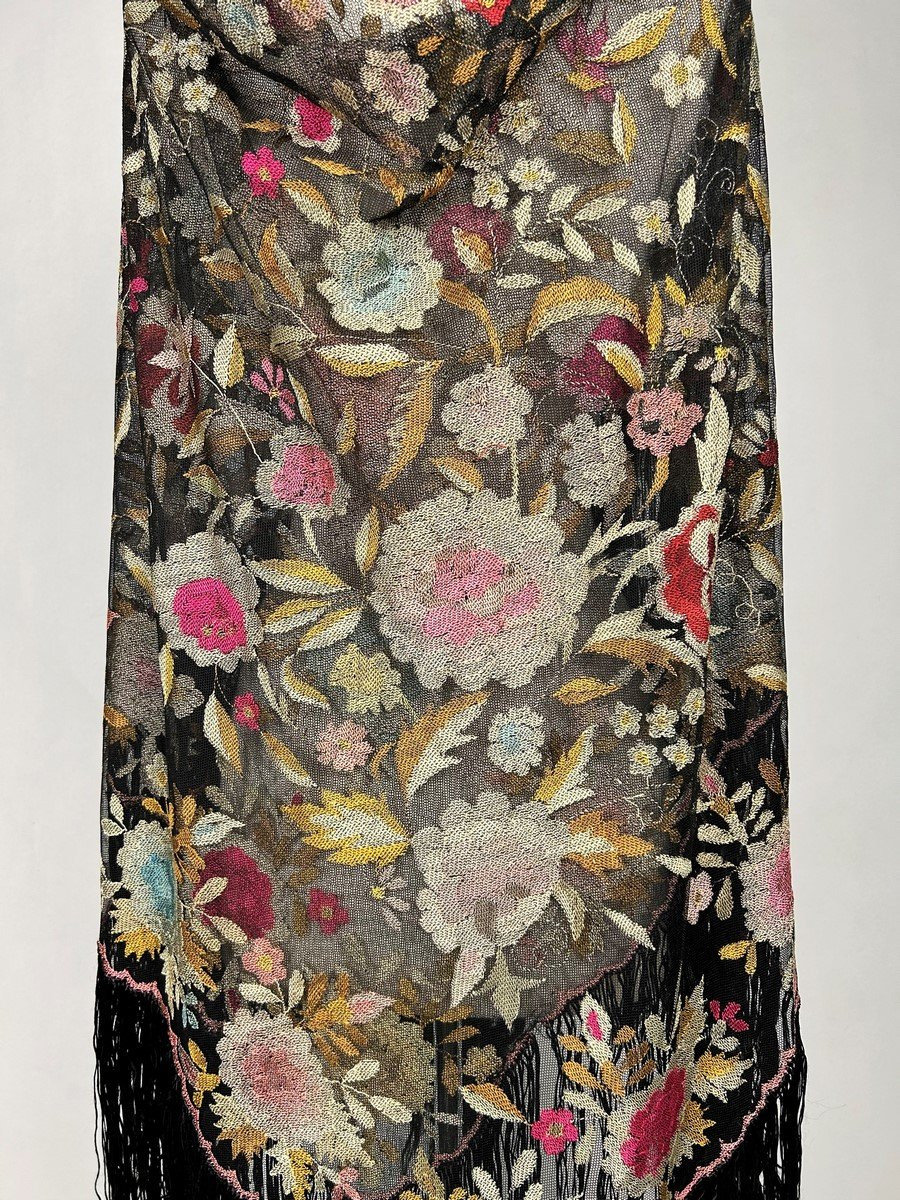 Un Châle Art Déco brodé de fleurs sur tulle noir Circa 1920-photo-3