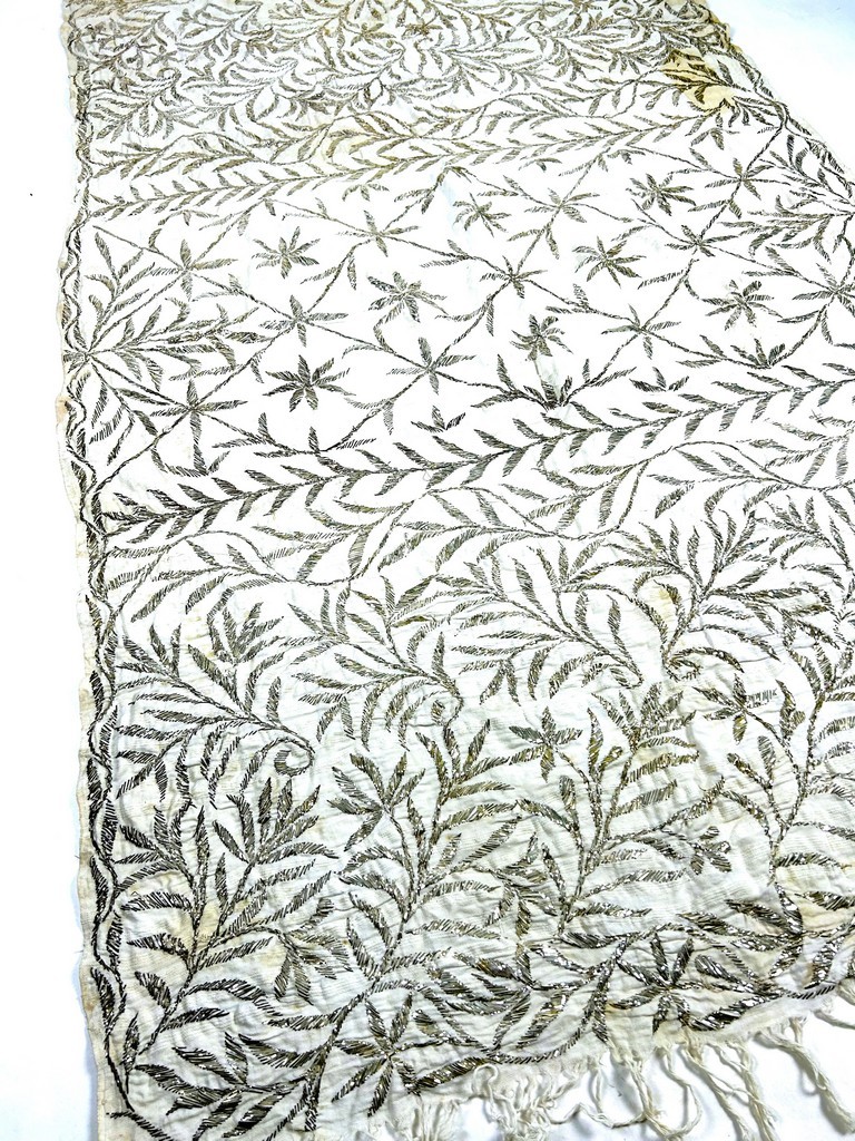 Large Hammam Or Peshtemal Towel In Terry Cotton Embroidered With Silver - Ottoman Greece, Late 19th Century