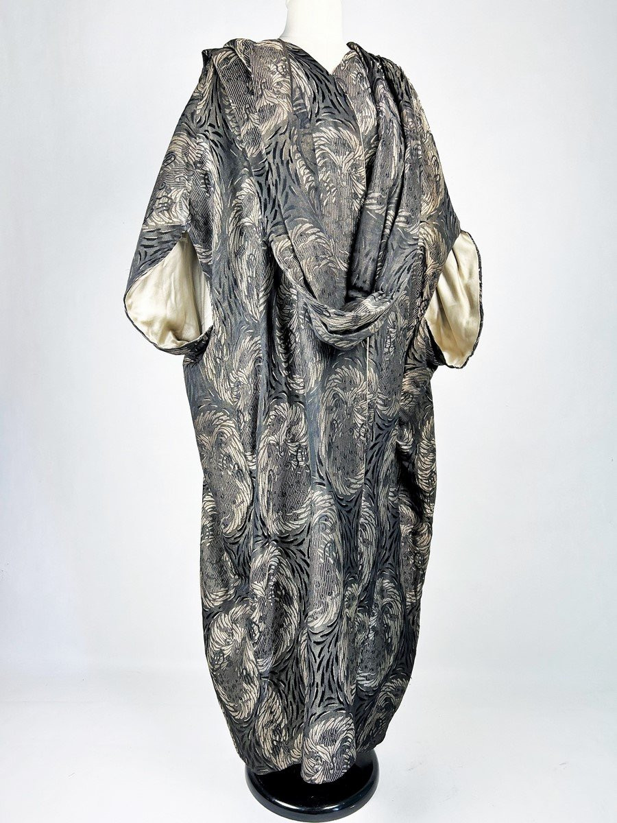 Un Burnous pour le soir en lamé argent de Madeleine & Madeleine - Paris Circa 1920-photo-2