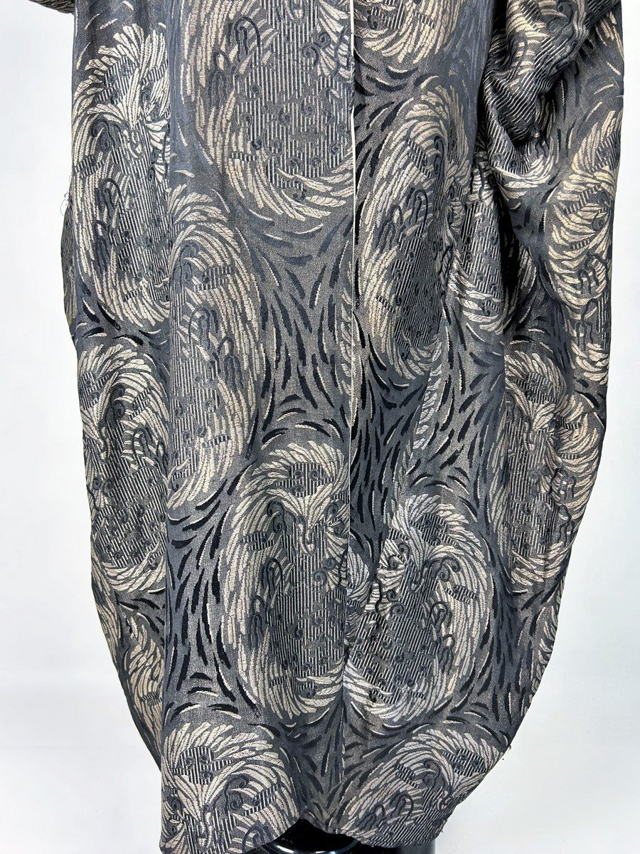 Un Burnous pour le soir en lamé argent de Madeleine & Madeleine - Paris Circa 1920-photo-1