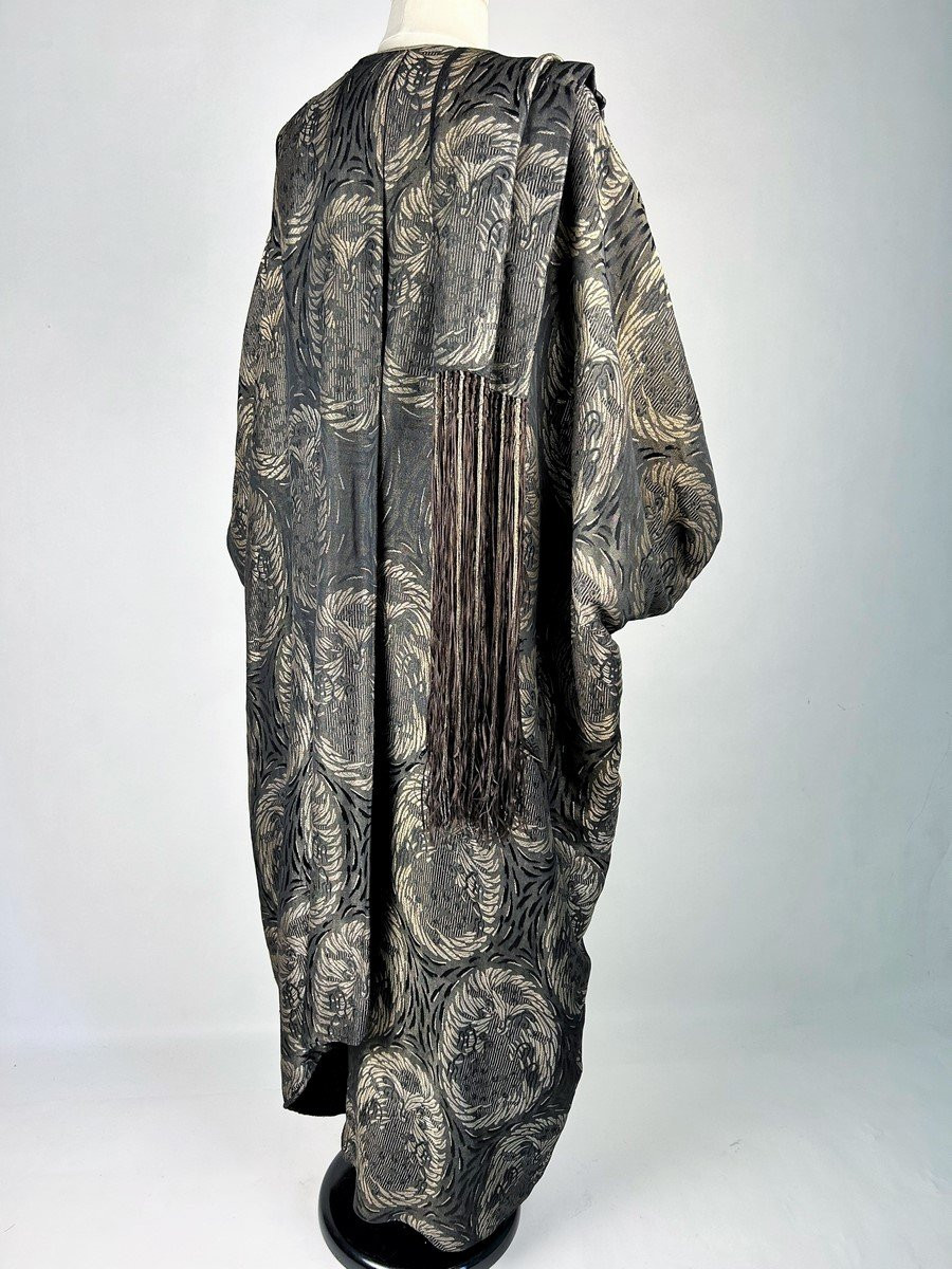 Un Burnous pour le soir en lamé argent de Madeleine & Madeleine - Paris Circa 1920-photo-3