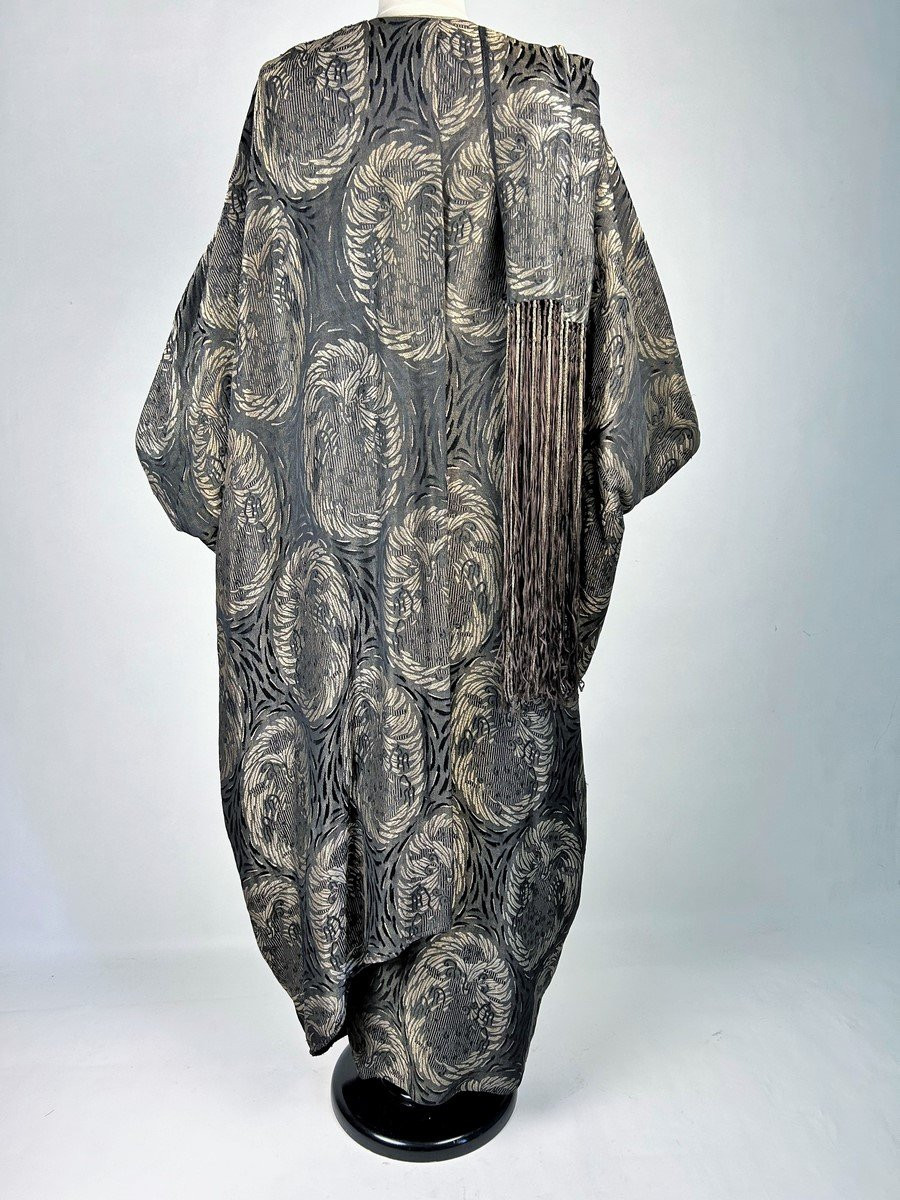 Un Burnous pour le soir en lamé argent de Madeleine & Madeleine - Paris Circa 1920-photo-4
