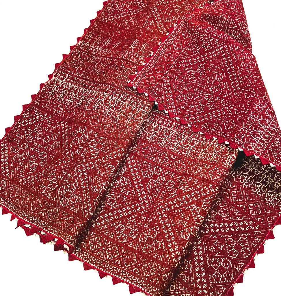 Dessus de coffre en Broderie de Fès et camaieu de rouge cochenille - Maroc Fin XIXe siècle 