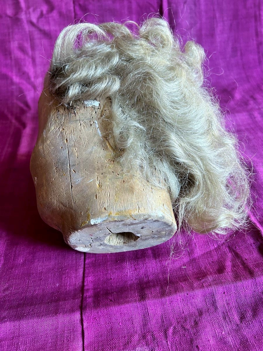Grey Hair Wig Of The Queen And Her Wooden Bauble - France In The Louis XVI Style-photo-5