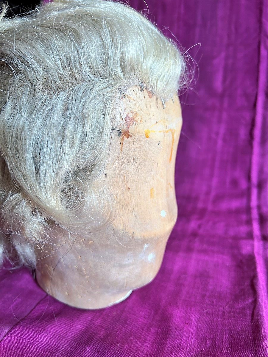 Grey Hair Wig Of The Queen And Her Wooden Bauble - France In The Louis XVI Style-photo-7