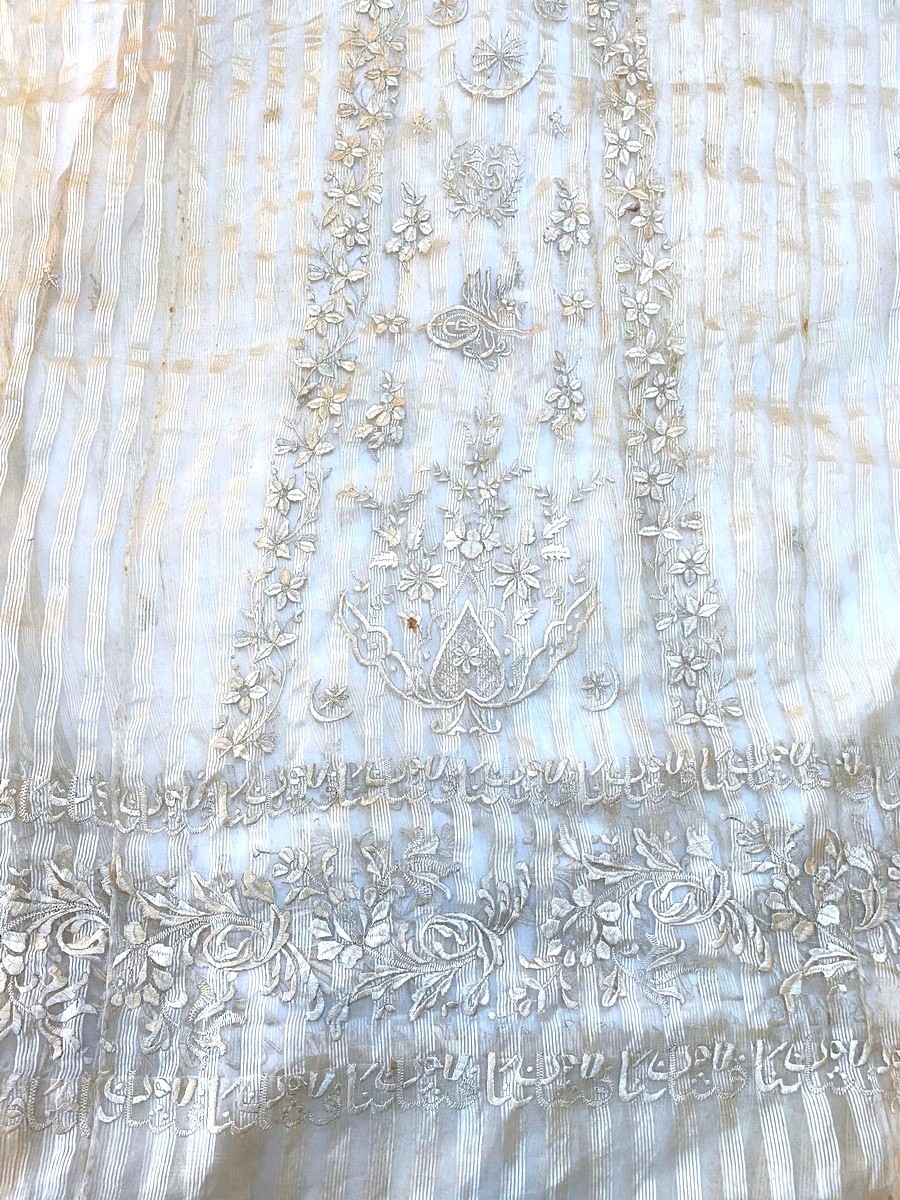 Un voile de soie Pékinée brodée - Empire Ottoman Circa 1860-1880