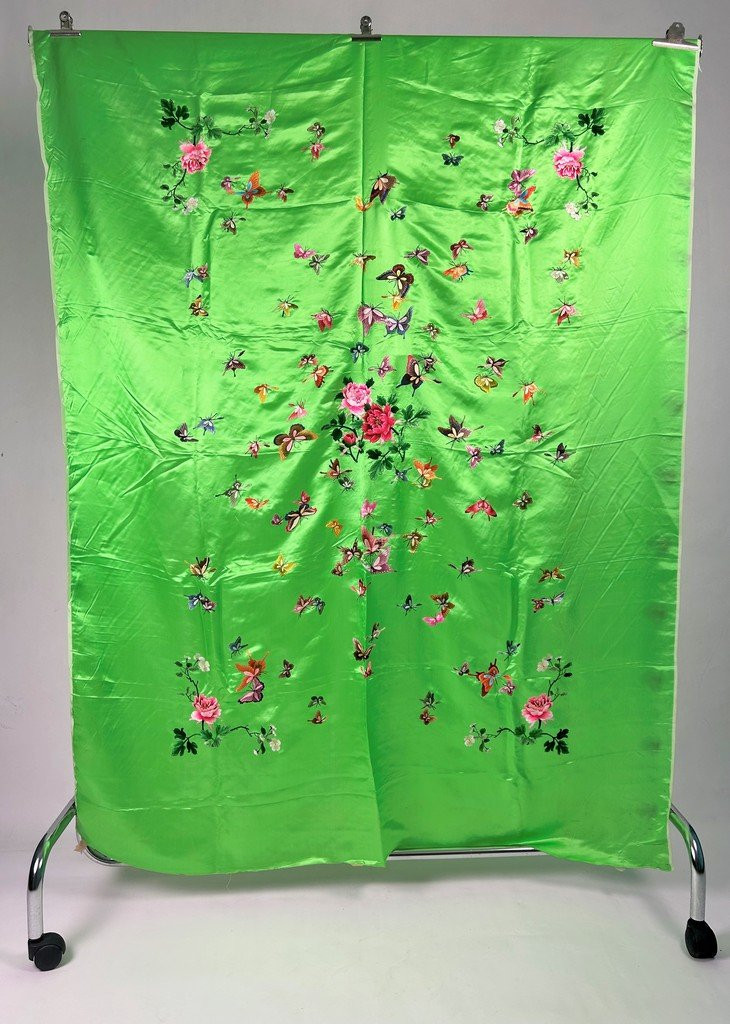 Une tenture en satin brodé d'une nuée de papillons et de pivoines - Chine Circa 1970-photo-2